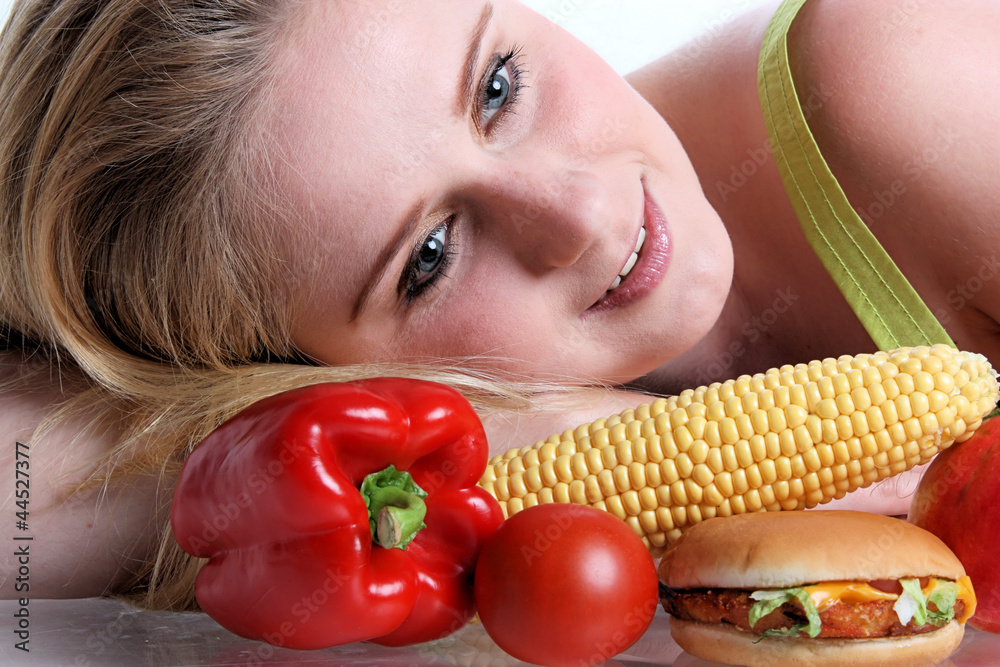 Frau mit Früchten und vegetarischem Burger Frau mit Früchten und vegetarischem Burger