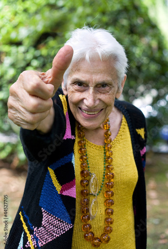 Donna anziana felice