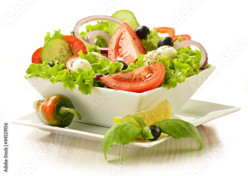 Photographie Bol à salade de légumes isolé sur blanc