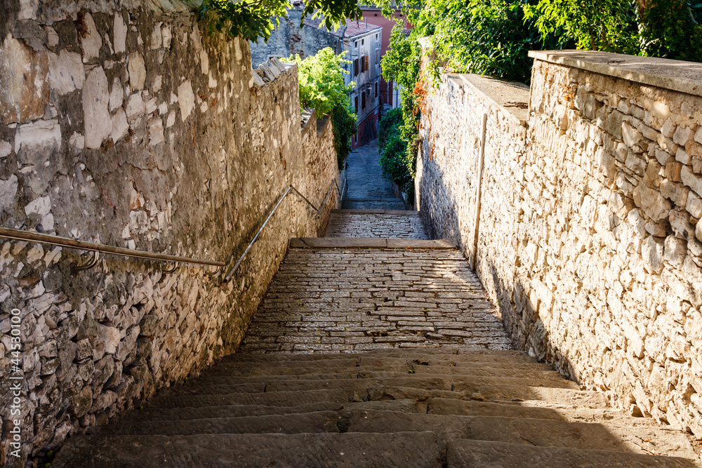 Naklejka premium Wąska ulica i schody w Puli, Croartia