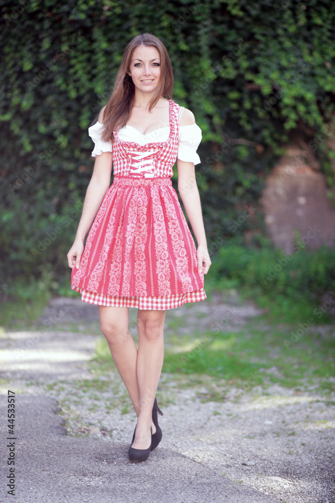 junges Mädchen im Dirndl