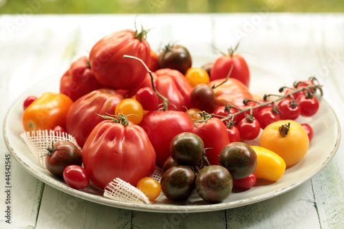 Verschiedene Tomaten auf einer Schale
