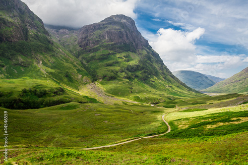 Tableau sur toile Footpath in the sunny Scotland highlands