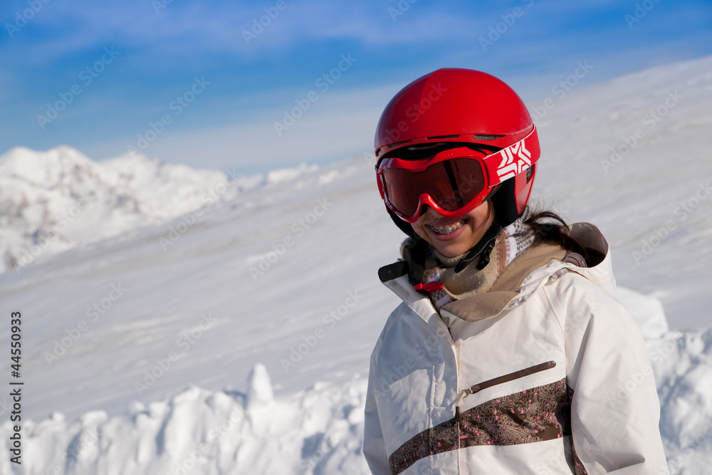 jeune skieuse à la montagne