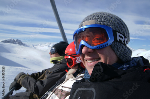 famille sur un télésiège à la montagne