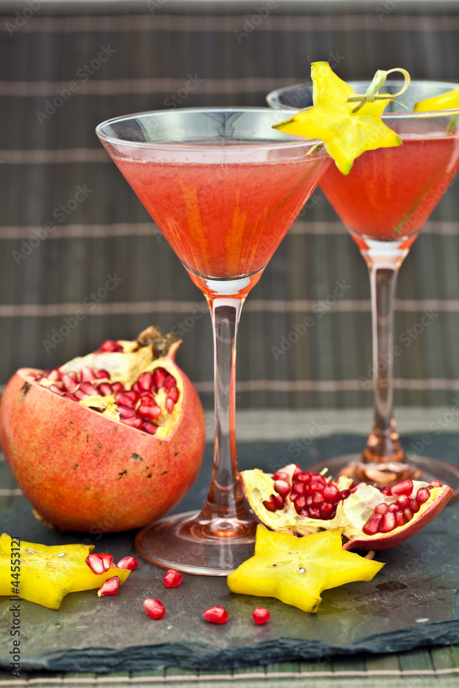 Roter Cocktail mit Carambola und Granatapfel Roter Cocktail mit Carambola und Granatapfel