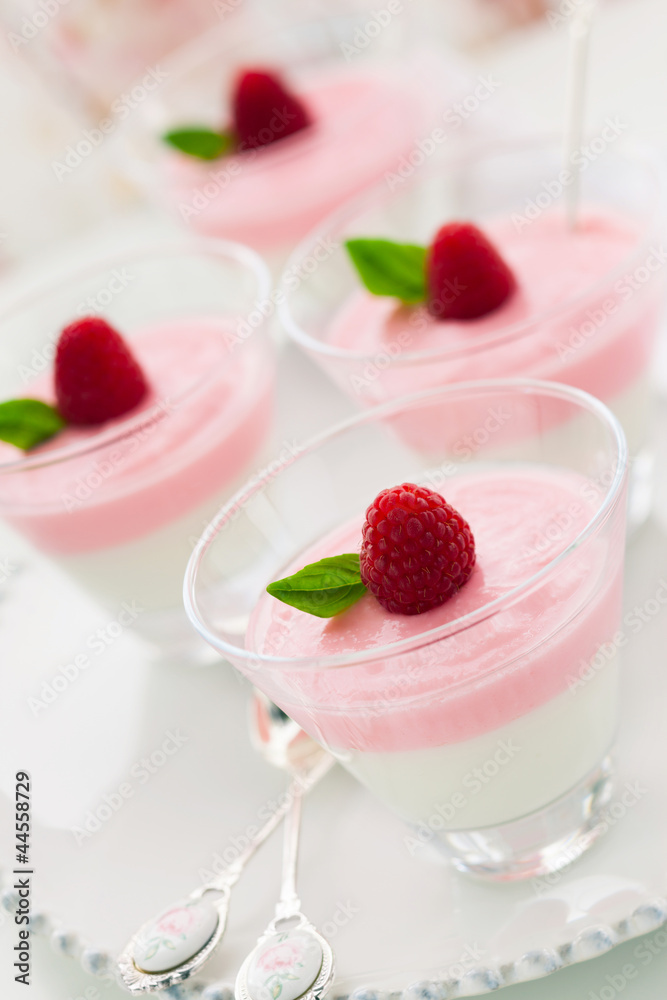 Raspberry yogurt dessert Raspberry yogurt dessert