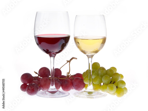 White and red wine with grapes