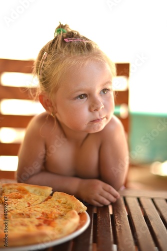 bébé avec pizza