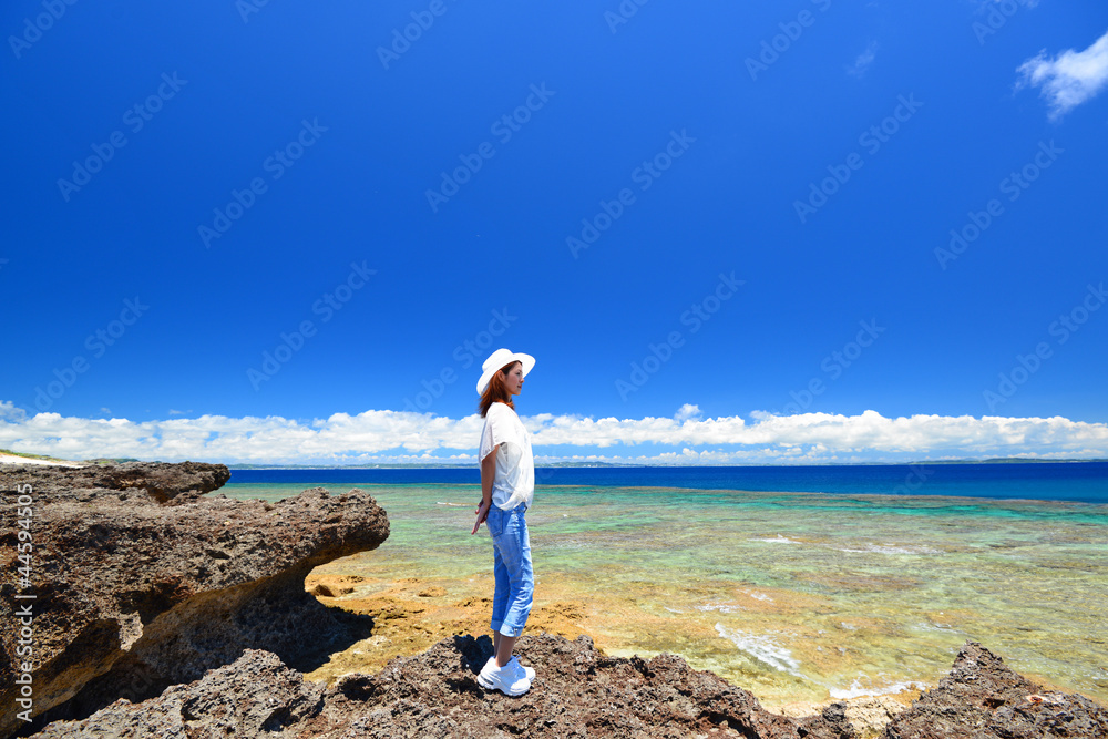 コマカ島の美しい海と眺める女性