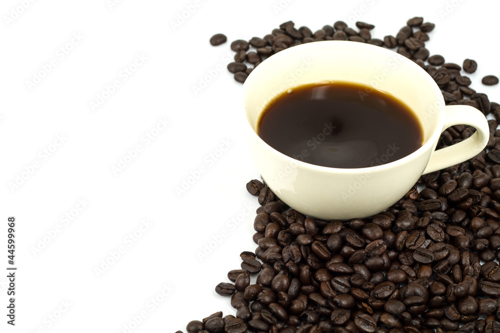 Fototapeta premium cup of hot coffee and coffee beans in white background