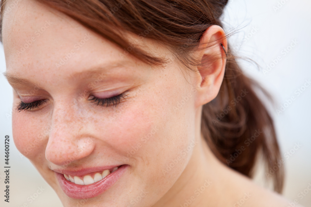 Natürliches Portrait einer attraktiven jungen Frau Natürliches Portrait einer attraktiven jungen Frau