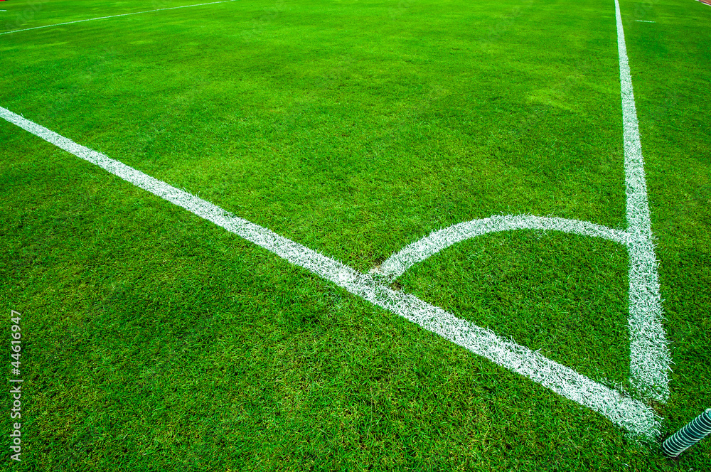 Obraz premium Football (soccer) field corner with white marks