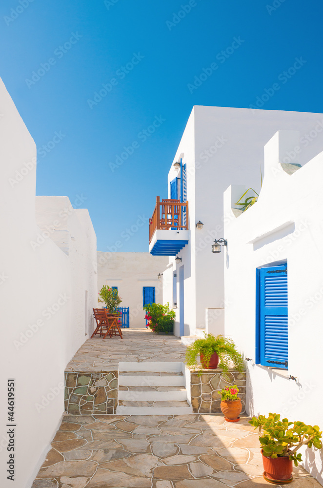 Obraz premium Kolorowe alejki w Sifnos, Grecja