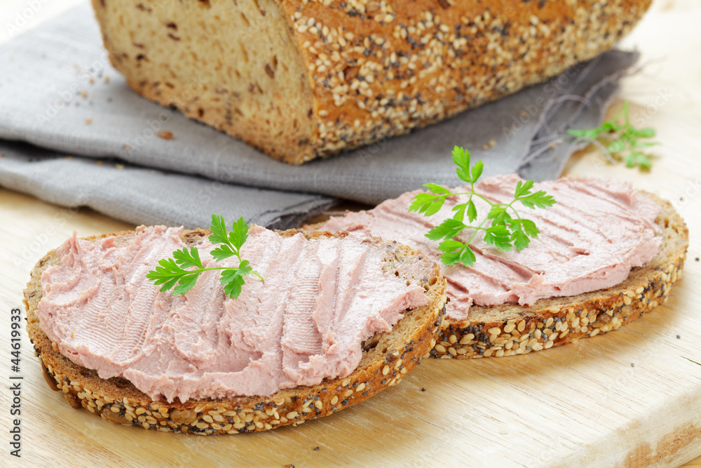 Vollkornbrot mit Leberwurst Stock-Foto | Adobe Stock