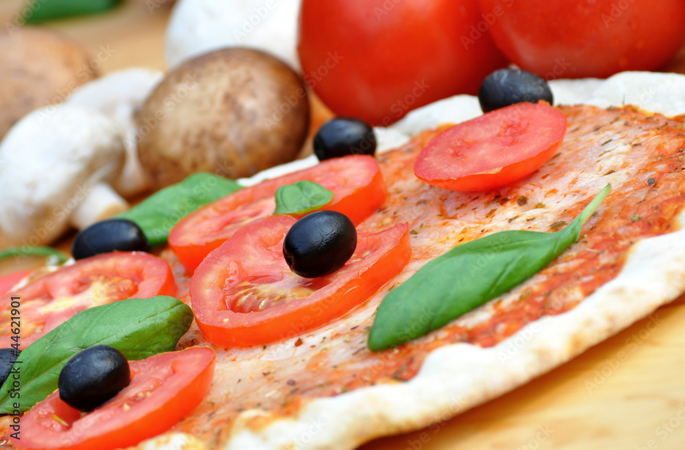 Pizza mit Tomaten, Oliven und Basilikum Pizza mit Tomaten, Oliven und Basilikum