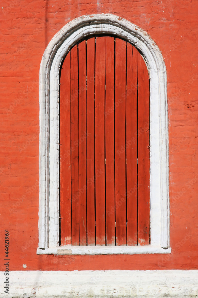 Une porte de bois rouge