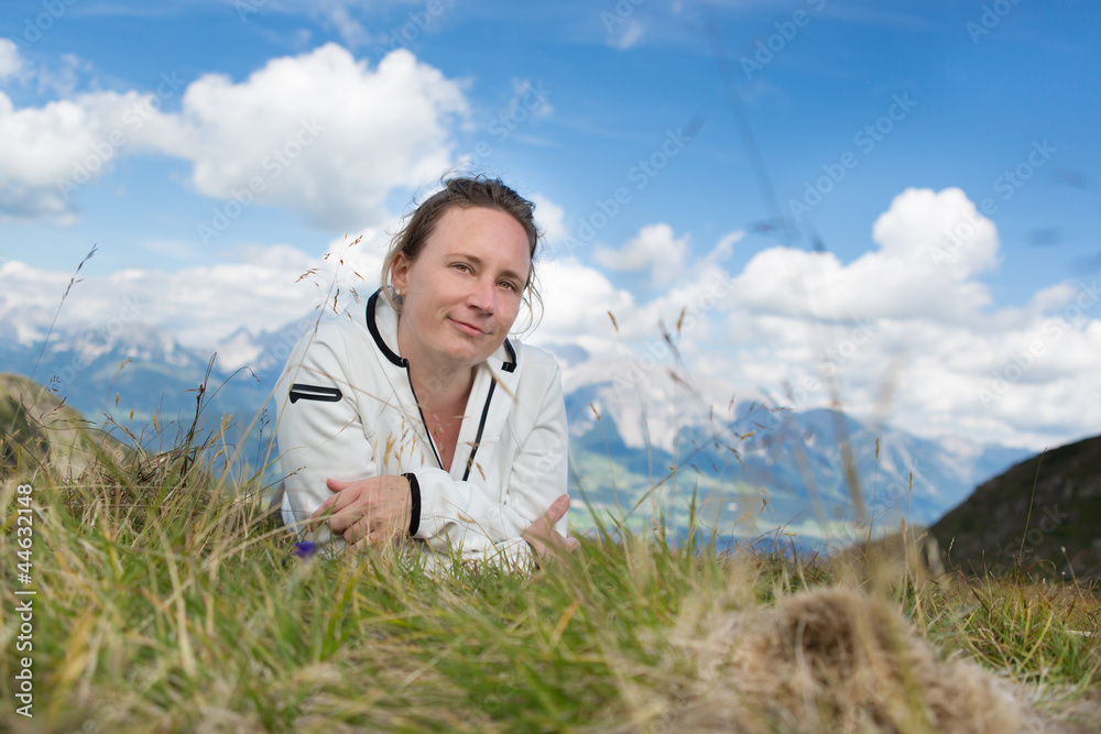 Junge Frau auf einer Alm in den Bergen