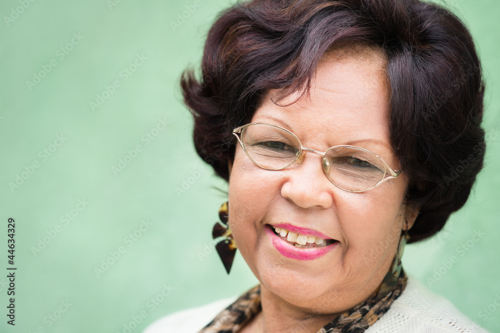 Obraz premium Portrait of happy elderly black lady with eyeglasses smiling