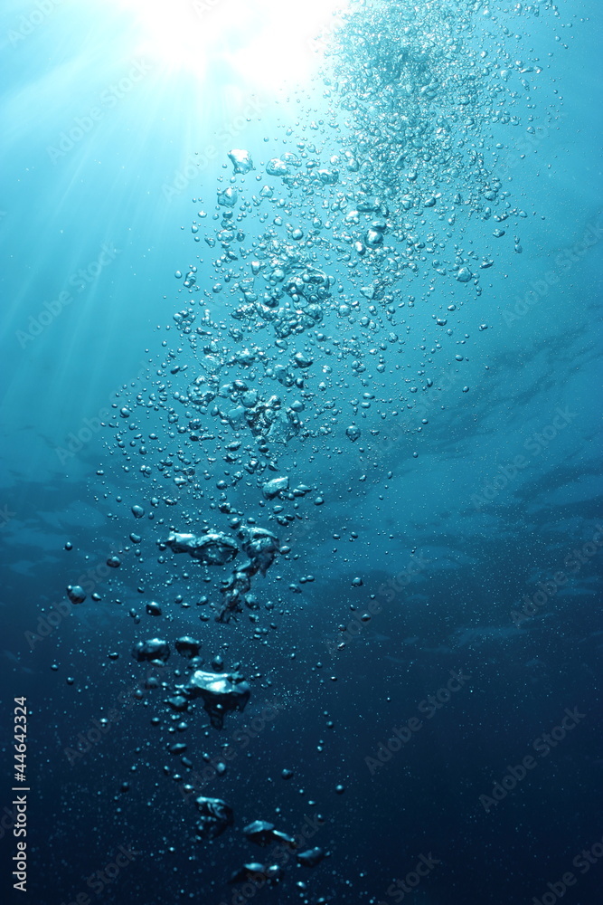 Obraz premium Pęcherzyki podmorskie i promienie słońca