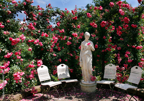 Rosengarten mit Statue