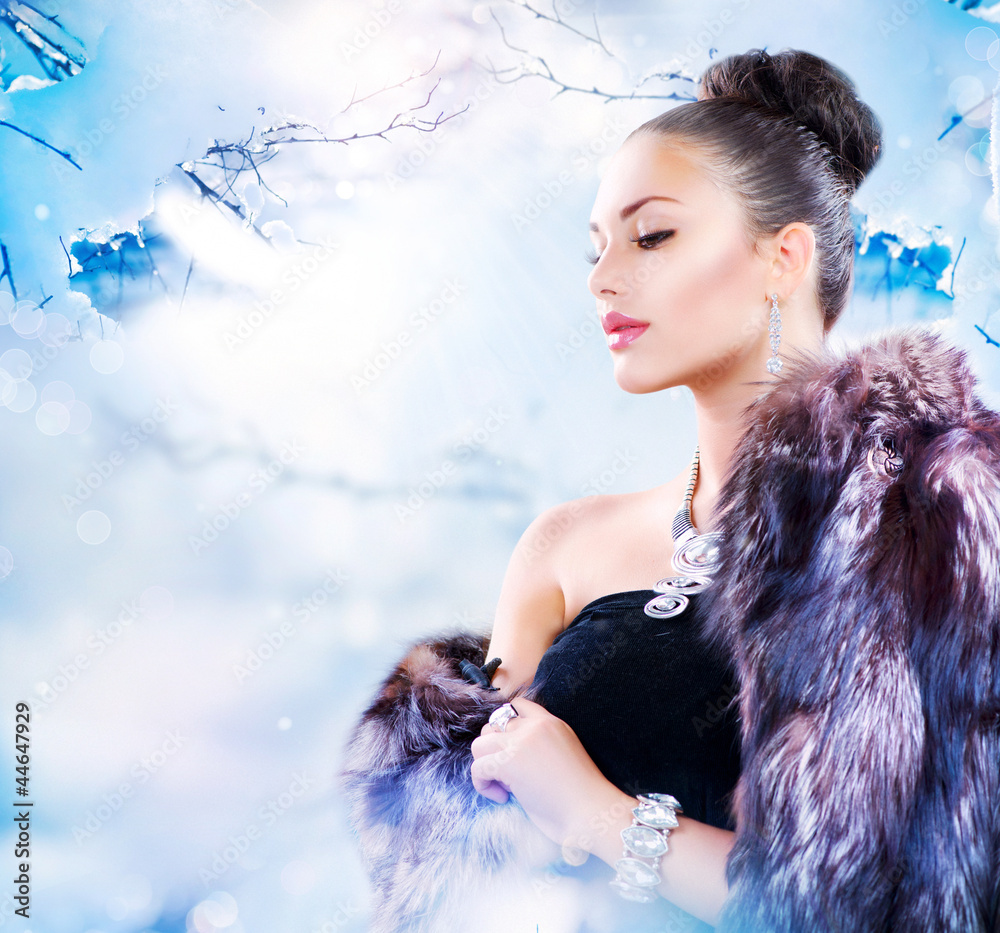 Obraz premium Winter Woman in Luxury Fur Coat