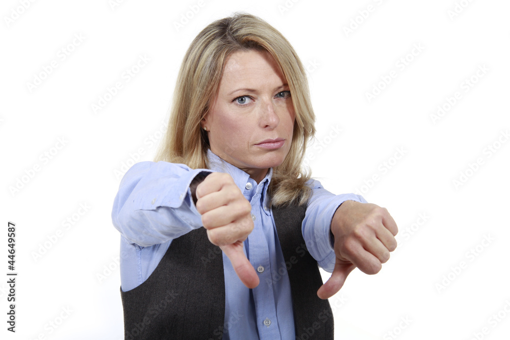 Blonde Frau im Bürooutfit mit Daumen unten Blonde Frau im Bürooutfit mit Daumen unten