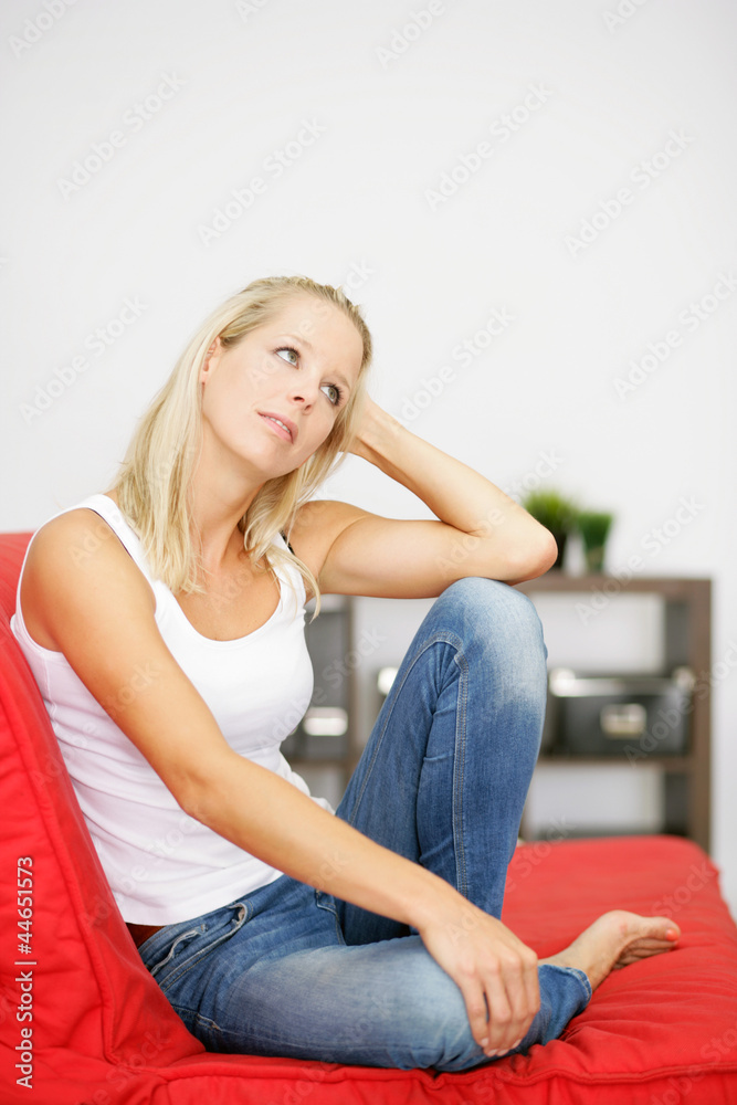 nachdenklich zuhause auf dem Sofa nachdenklich zuhause auf dem Sofa