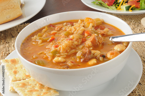 Obraz na plátně Bowl of chicken and sausage gumbo