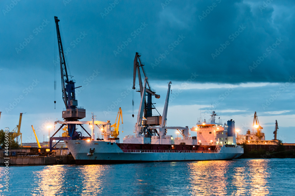 Obraz premium Shipyard with ship at dusk time