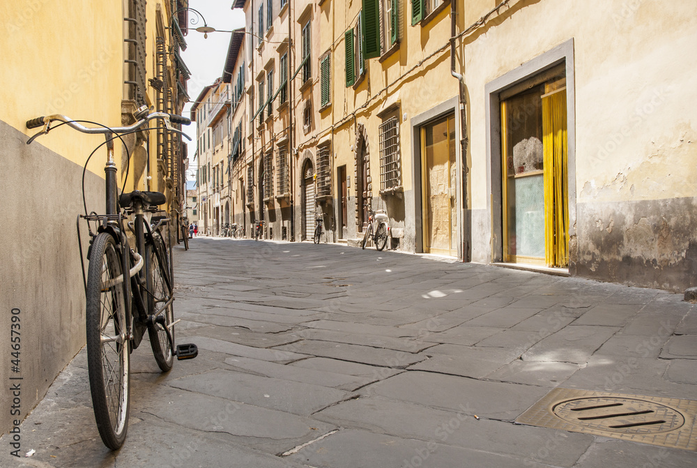 Bike a Tuscany street