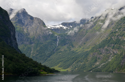 Dans le fjord Naeroyfjord en Norvège