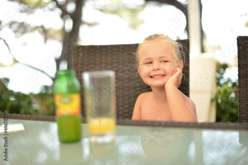 bébé au restaurant photo