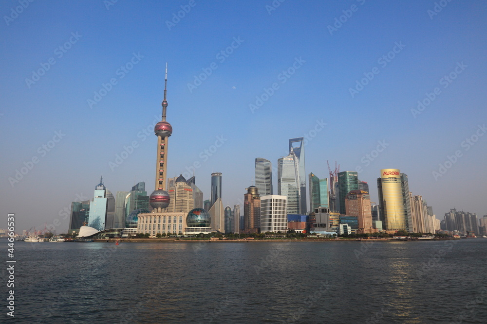 Naklejka premium 1204030278 Oriental Pearl Tower i wieżowiec Widok Pudong z Bundu