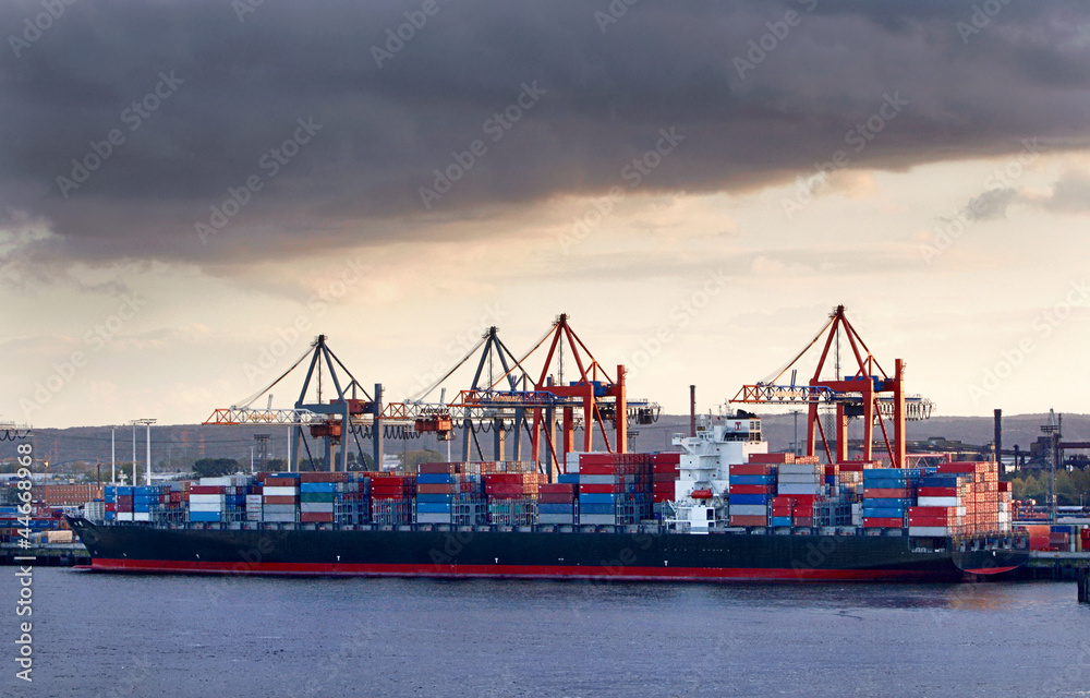 Containerschiff am Containerterminal in Hamburg Containerschiff am Containerterminal in Hamburg