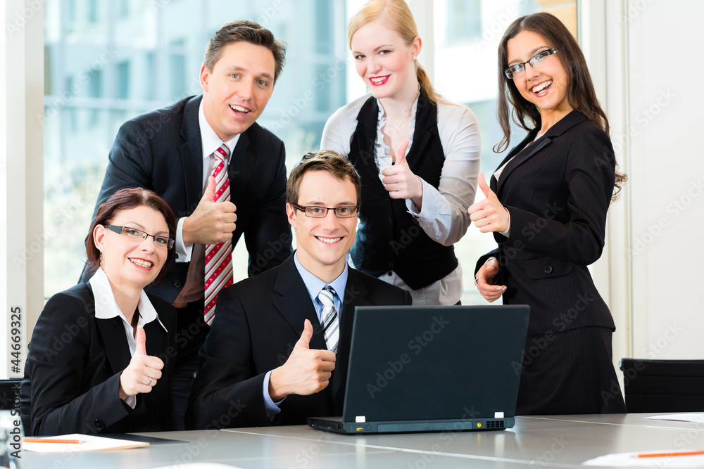 Business - Besprechung von Geschäftsleuten in einem Büro Business - Besprechung von Geschäftsleuten in einem Büro