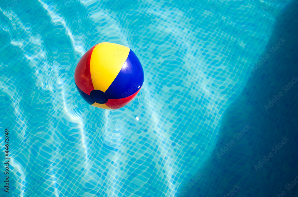Wasserball im Pool