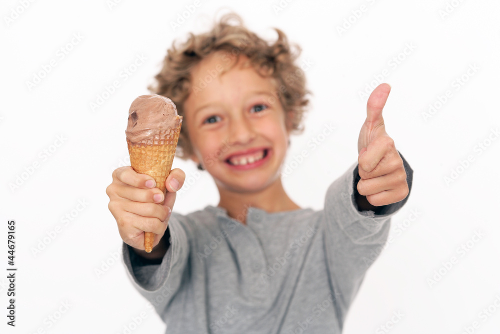 kleiner Junge mit Eis