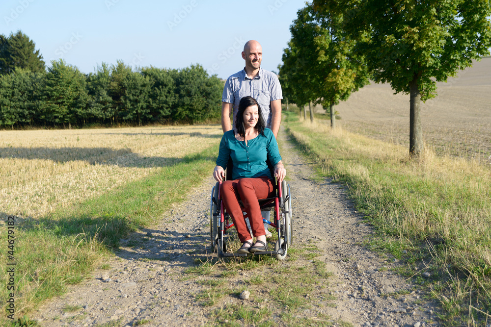 Fototapeta premium Mann und Frau im Rollstuhl