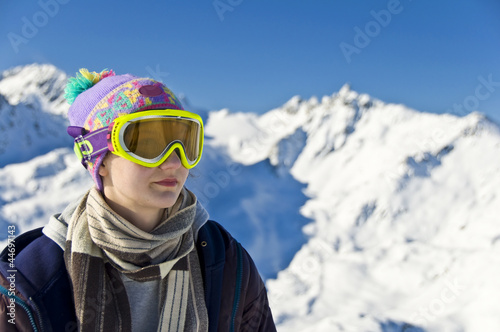 Portrait d'une jeune fille au ski - Alpes