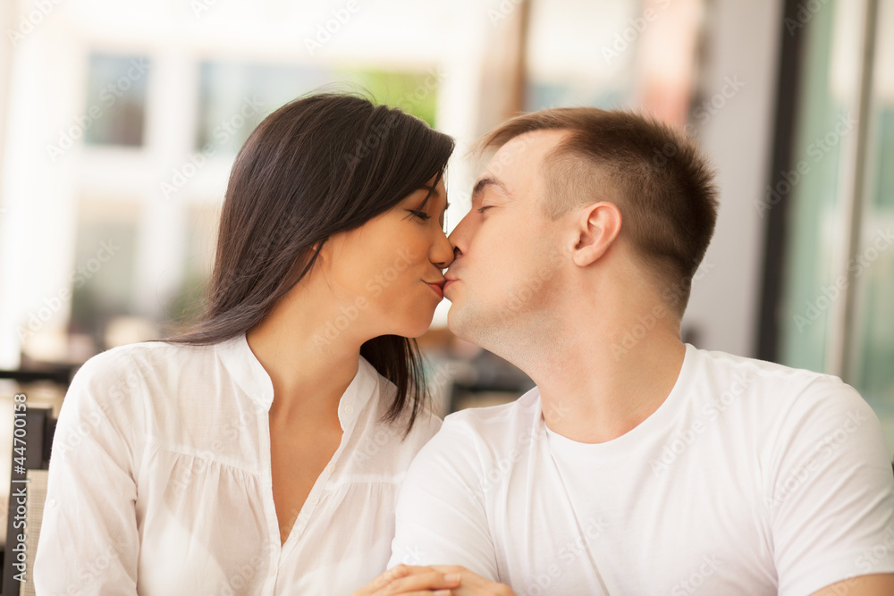 Naklejka premium Kissing lovers