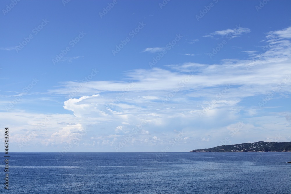 青い空と海