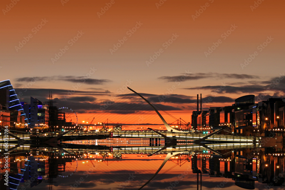 Fototapeta premium Wschód słońca w Liffey