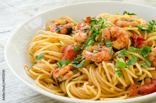 Spaghetti con gamberetti, pomodoro e prezzemolo