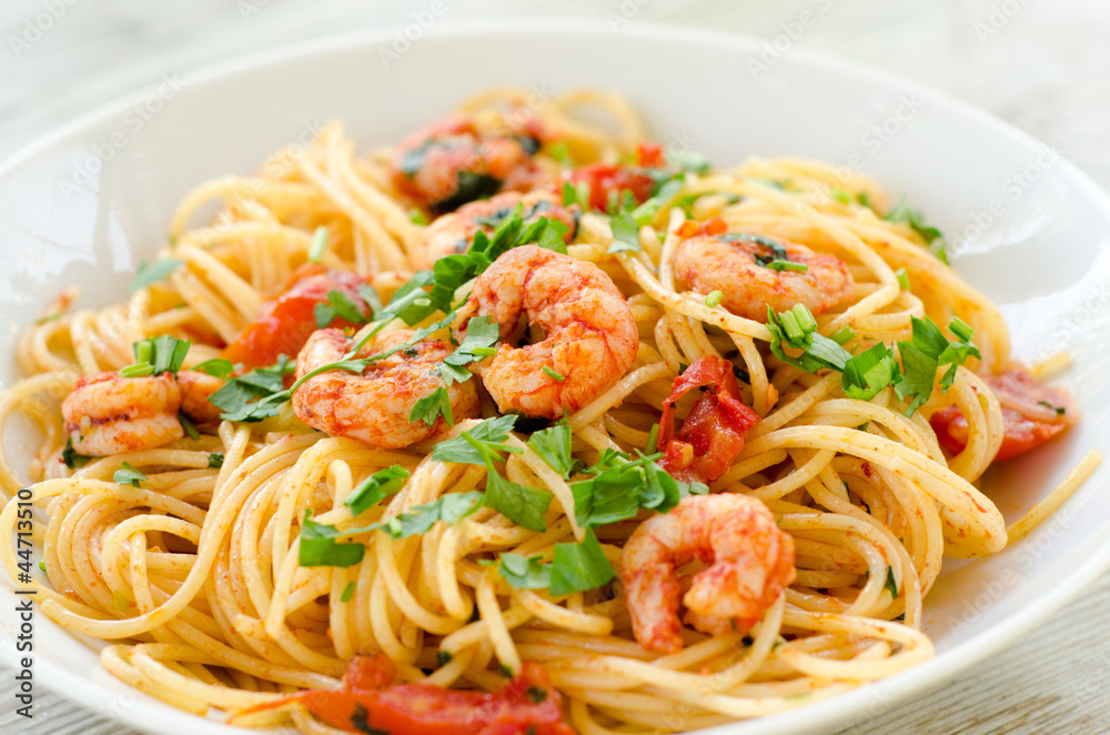 Spaghetti con gamberetti, pomodoro e prezzemolo