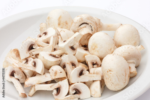 Button mushrooms whole and sliced into quarters