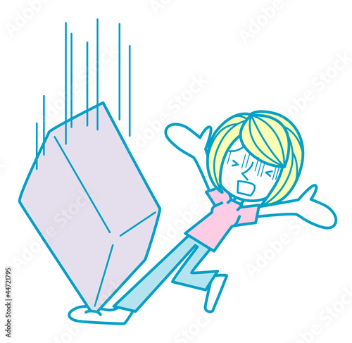 荷物が足に落ちてしまった女性