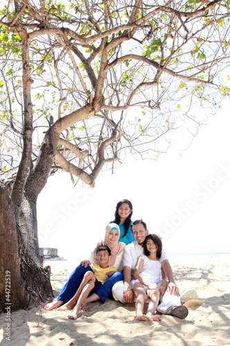 asian family at the beach © Odua Images