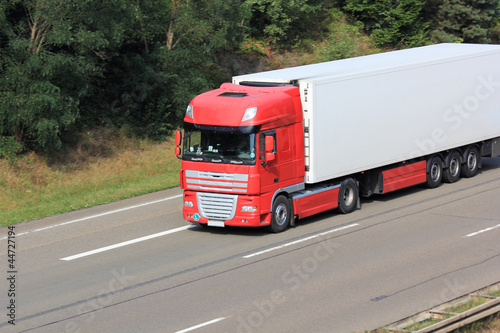 roter LKW auf der Autobahn