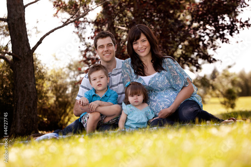 Family Portrait in Park © Tyler Olson